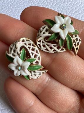 Vintage CROWN TRIFARI Lattice Ribbon White Enamel & Flower W/Rhinestones Earings